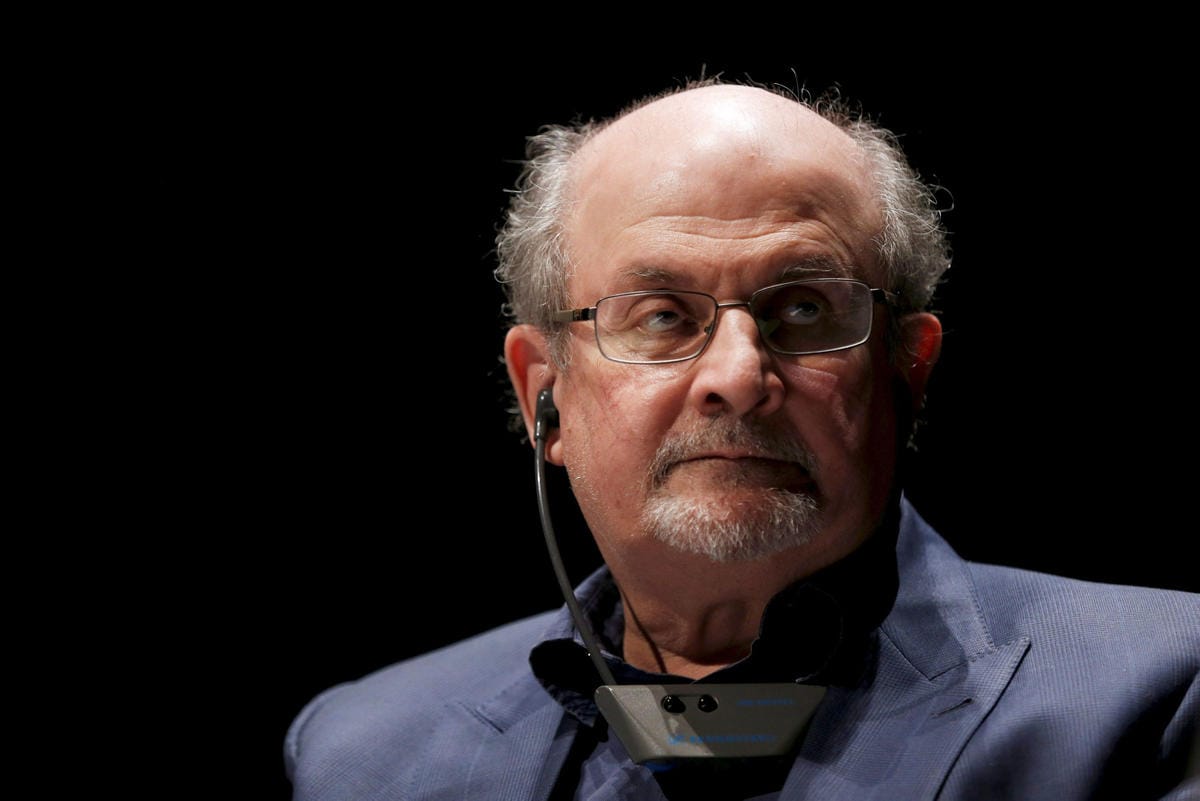 Iranin ulkoministeriön edustajan mukaan Rushdie on itse syyllinen siihen, että on saanut ihmisten vihat ylleen. LEHTIKUVA / AFP