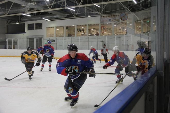 Hela-Kiekko voitti sunnuntaina APV:n numeroin 8 - 4 Kauhavan jäähallissa. KUVAT: MIA KÄRKKÄINEN