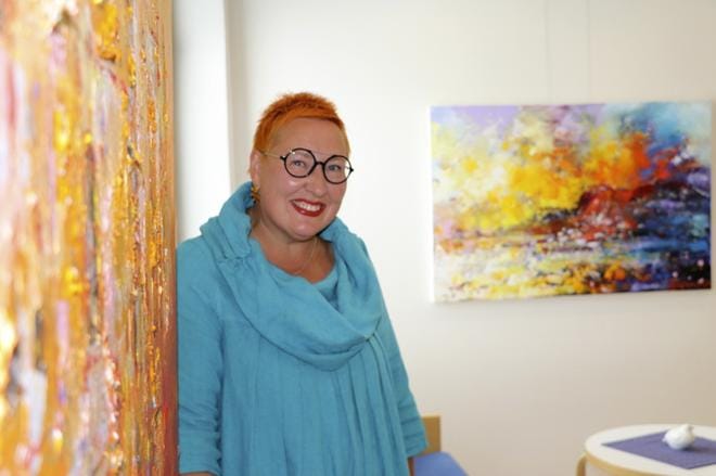 Taiteilija Sari Haapaniemi avaa taideateljeen ovensa myös tänä kesänä Lehtimäen Nevantakasentiellä. ARKISTOKUVA: SARI HEINILÄ
