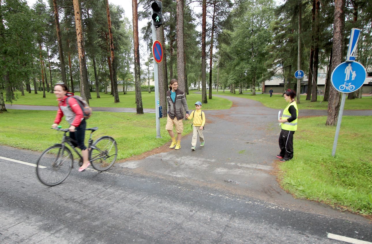 Lintulammen asukasyhdistys vartioi suojateitä ensimmäisenä koulupäivänä viime syksynä.