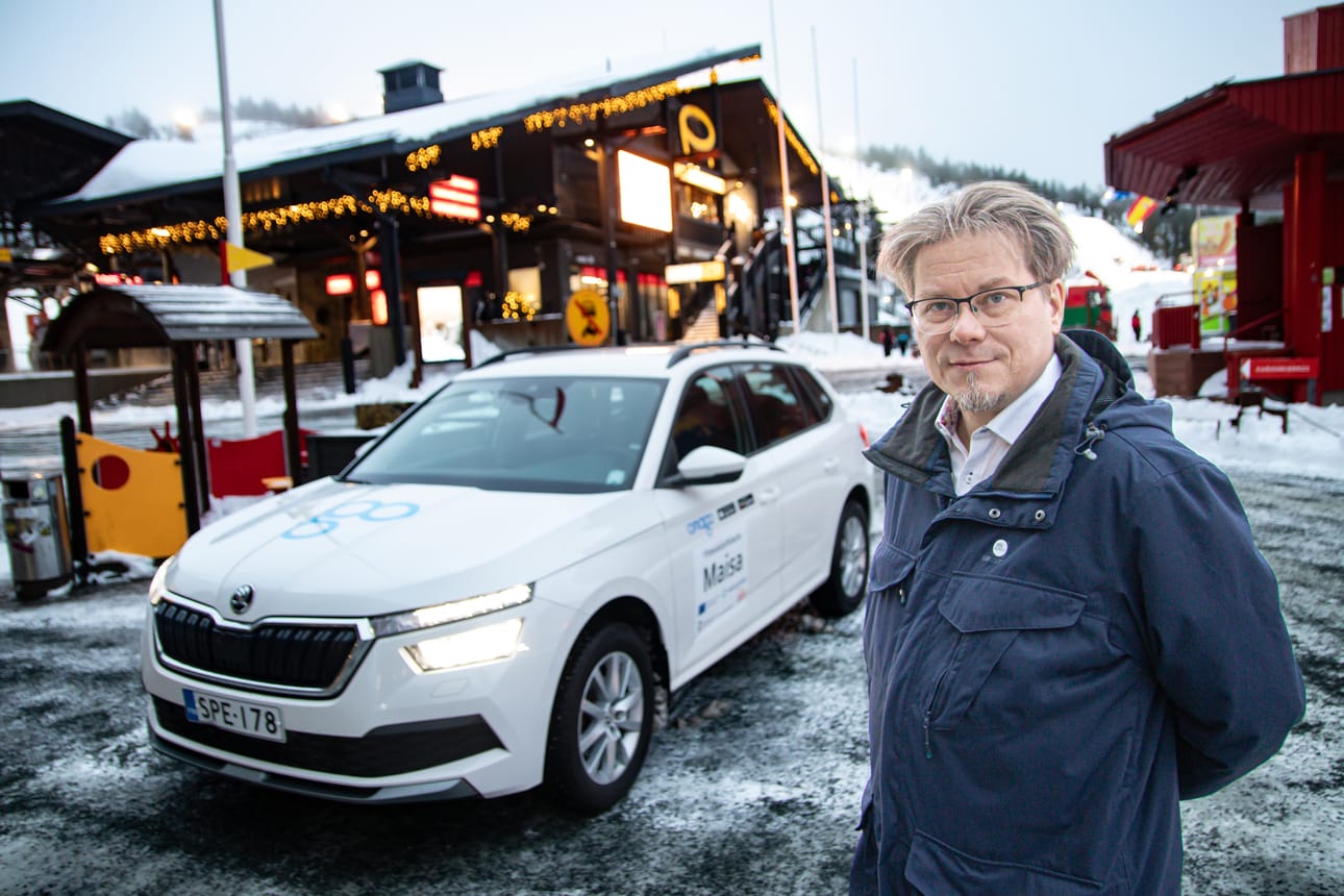 Naturpoliksen Jani Väisänen esitteli Maisa-yhteiskäyttöautoa Rukalla keskiviikkona.