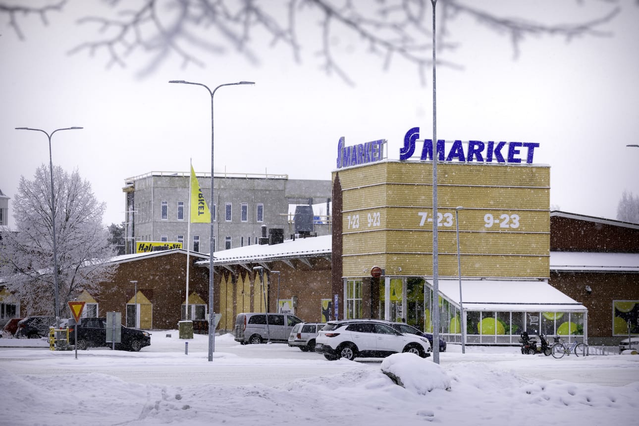 Uusi S-market nousee samalle tontille kuin nykyinen market. Sijoittelu tontilla menee uusiksi, sillä vanha myymälä puretaan vasta uuden valmistuttua.