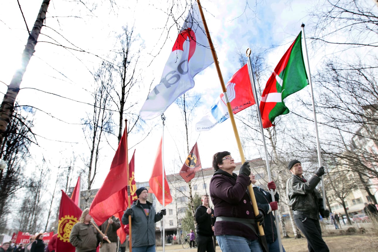 Työväen perinteinen vappumarssi lähti Otto Karhin puistosta. Kuva vuoden 2013 marssilta.