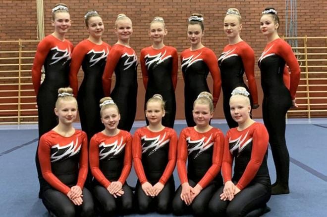 Luokan kolme voittaneessa AU:n Elices-joukkueessa kisasivat (takaa vas) Elvi Lamminmäki, Sohvi Ylinen, Kerttu Takala, Assi Lamminmäki, Oona Saarimäki, Maija Ylä-Vannesluoma, Marleena Ketola, (edessä vas.) Silja Sepponen, Emma Ylä-Vannesluoma, Essi Vehniä, Emilia Penttilä ja Kiia Toivola. KUVA: MAARIA KAUKOLA