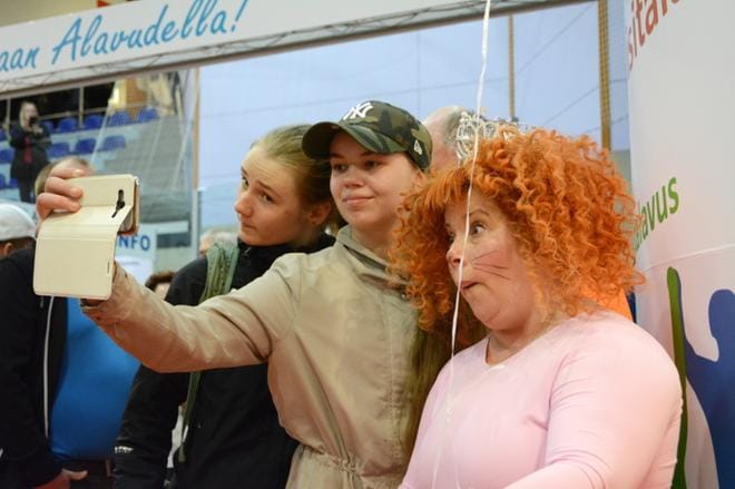 Maija Järvilahti ja Sanna Metsoila ottivat yhteiskuvan Tanhupallon kanssa. KUVA: ELLA NURMI