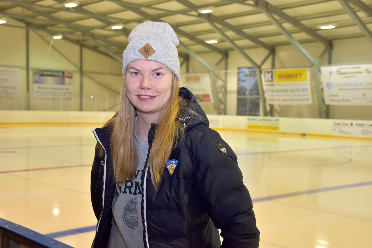 Sini Karjalaisen ohjelmassa joululomalla on myös harjoittelua. Hän käy kuntosalilla, hiihtämässä ja Posion jäähallilla laukomassa. Hän osallistuu ensi sunnuntaina jäähallilla pidettäviin Posion Pyrinnön Lätkälissujen harjoituksiin.