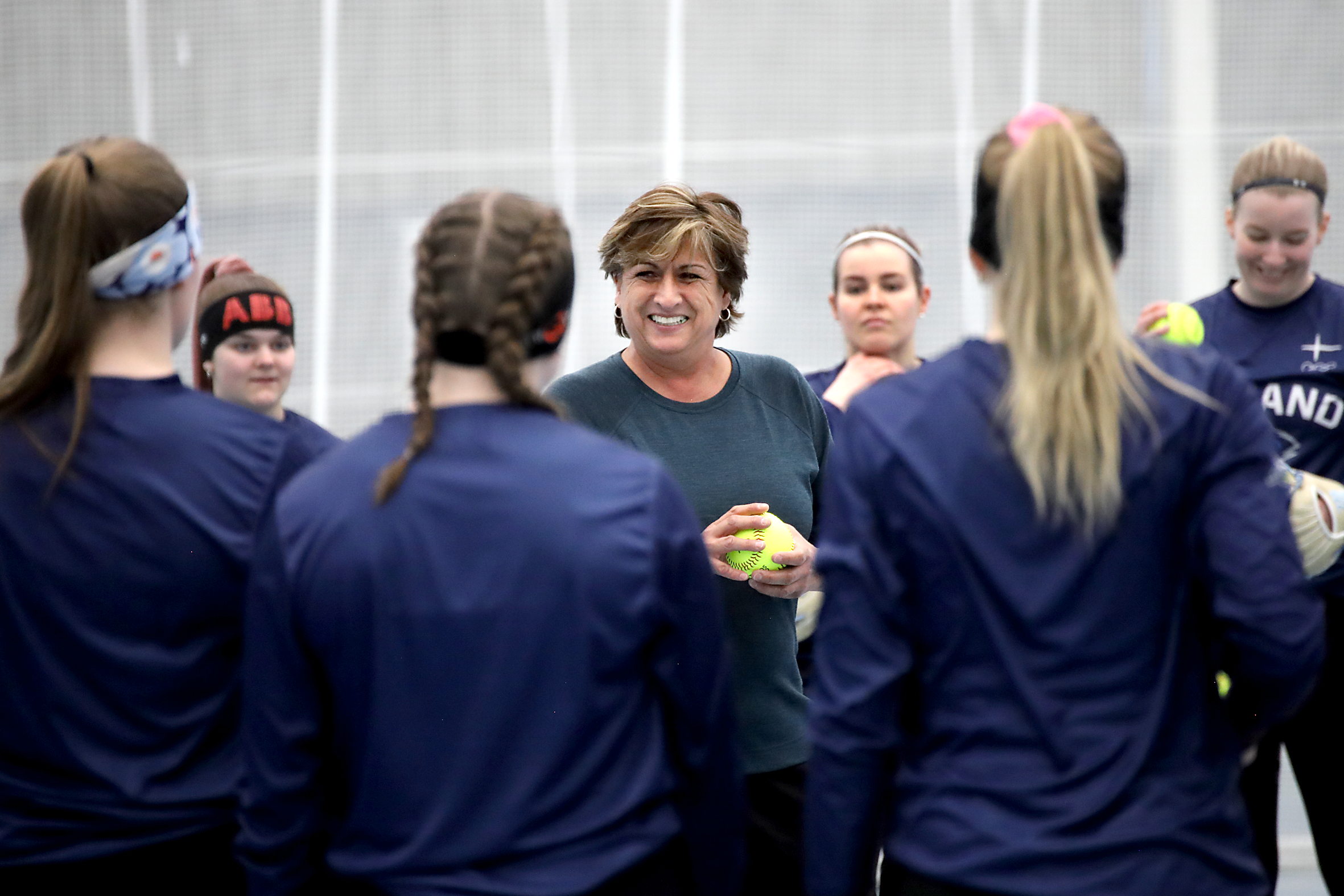 Amerikkalainen softball-valmentaja vakuuttui naispesäpalloilijoiden kyvyistä: "On erittäin realistista saada Suomesta joukkue olympialaisiin"