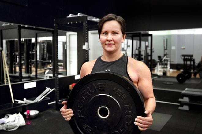 Kuntosaliharrastuksen suosio on räjähtänyt käsiin. Pelkästään Seinäjoen kaupungin alueella on liki 20 salia, mistä valita. Lapualainen Anja Palomäki hurahti crossfitin myötä painonnostoon ja kertoo, mikä hänestä on kuntosalilla tärkeintä. Kuva: Jouko Hänninen