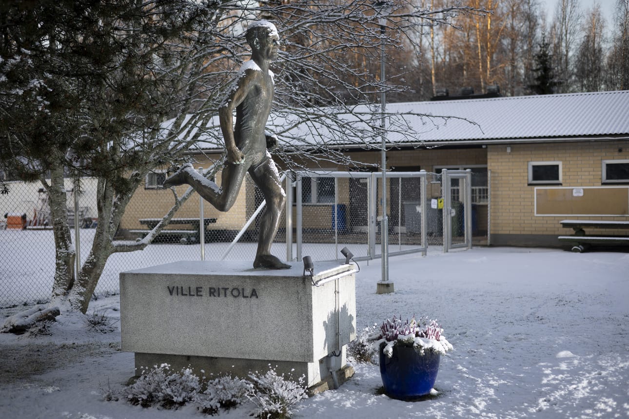 Jalasjärvellä syntynyt Maija Nuotio (1935–2019) on suunnitellut Peräseinäjoen urheilukentän laidalla olevan Ville Ritolan patsaan (1978). Nuotio kommentoi patsaan tekoprosessia tuoreeltaan Turun Sanomille: "Asento ei ehkä kaunis ollut, mutta miehekäs se oli. Ritolan vauhdikkaan hahmon kuvaaminen on minulle mieluisa tehtävä." Nuotion teoksia ovat myös Jalasjärven vanhan kirkon Enkeli-muistomerkki (1968), Jalasjärven Osuuspankin vesialtaan suihkukaivoveistos (1973), Seinäjoen Olavi Pihan puistossa oleva talvisodan päättymisen muistomerkki Pirstotut puut (1975) sekä Pasilan virastokeskuksen suihkukaivoveistos Vesileikki (1983).