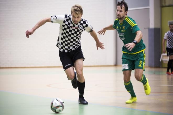 Ruutupaitojen Lauri Karri karkaa Ilveksen Tomi Lahtiselta. KUVA: JARNO PELLINEN