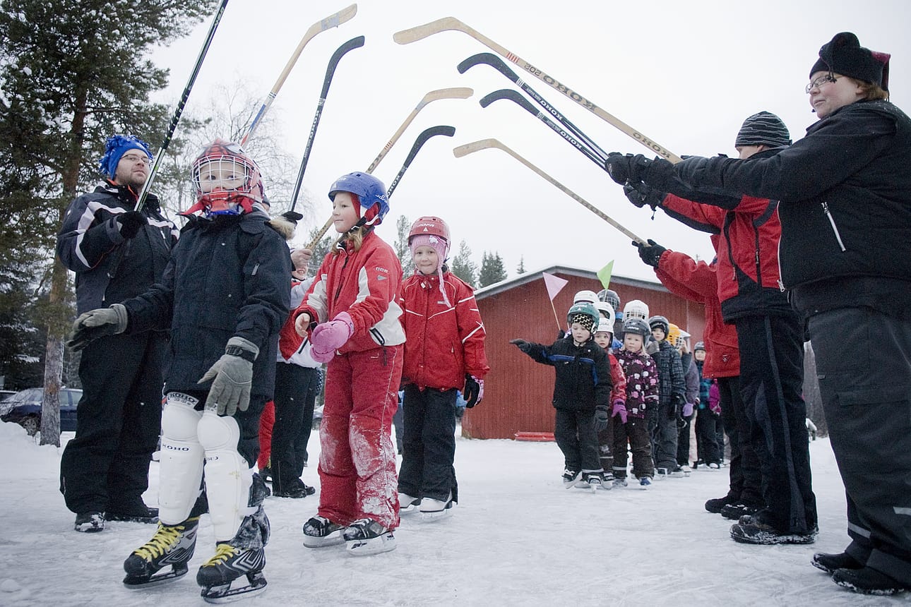 Käyläläiset rakensivat uudelleen kylänsä jääkiekkokaukalon.