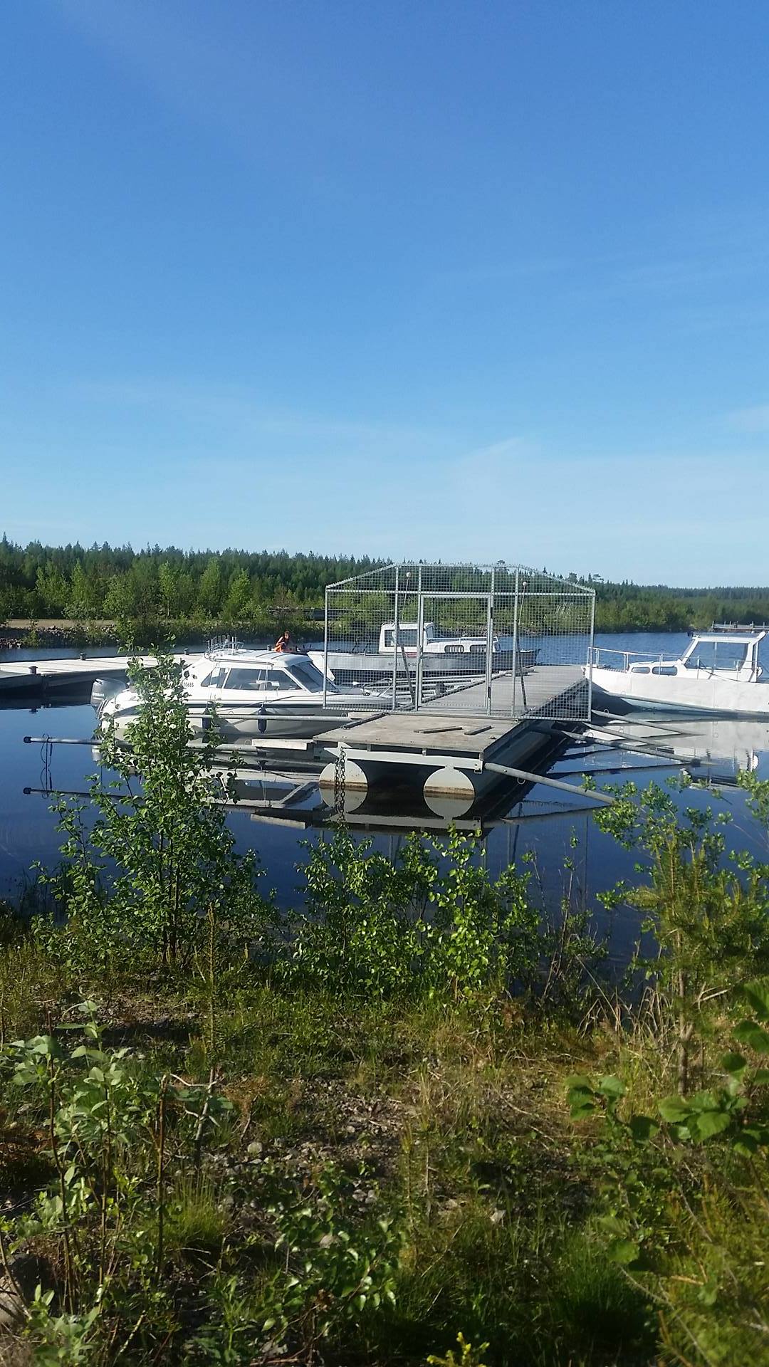 Outi Tiihonen kuvasi Kostolla irronneen laiturin.