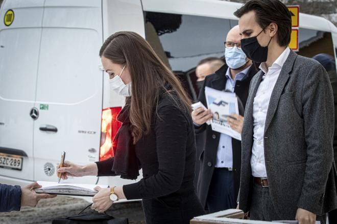 Pääministeri Sanna Marin antoi nimikirjoituksen ennen kuin astui Vaasan hallintotaloon. Kuva: Paula Kaskimaa