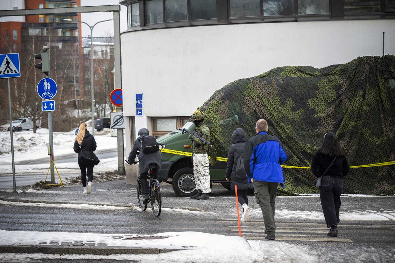 Maavoimien paikallispuolustusharjoitus Vaasan keskustassa jatkui tiistaina ja näkyi monen paikallisen arjessa. Ilkka-Pohjalaisen kuvaaja Jarno Pellinen ikuisti tapahtumia. Opistotalon edustalla moni vaasalainen ohitti vartiomiehen.