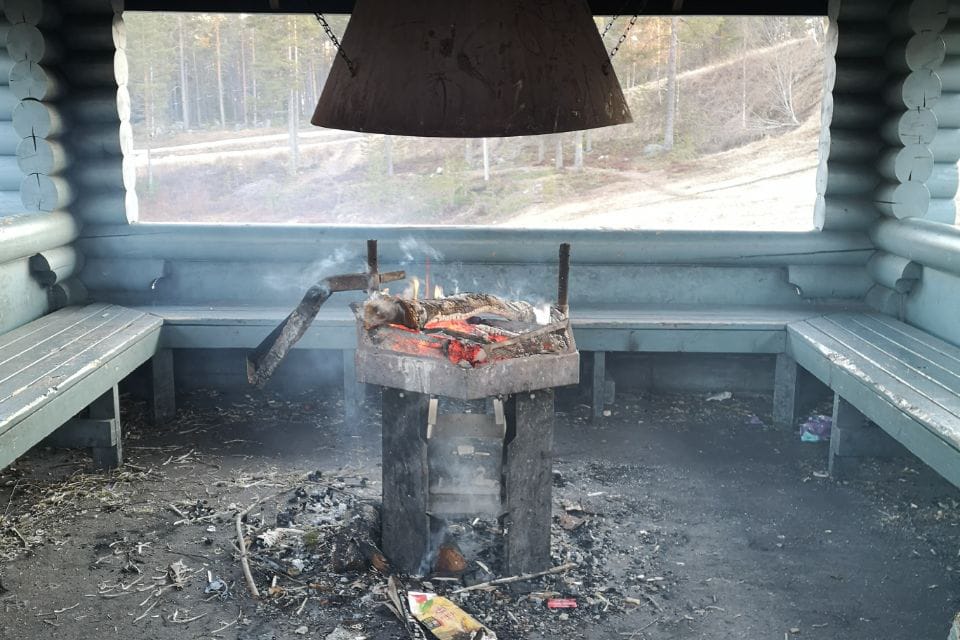 Raahen kaupungin liikuntapaikkaesimies Aki Huhtala toivoo vanhempien keskustelevan lastensa kanssa siitä, vietetäänkö aikaa hajottamalla paikkoja vai ihan asiallisesti. Kuva hiihtomajan nuotiopaikalta.
