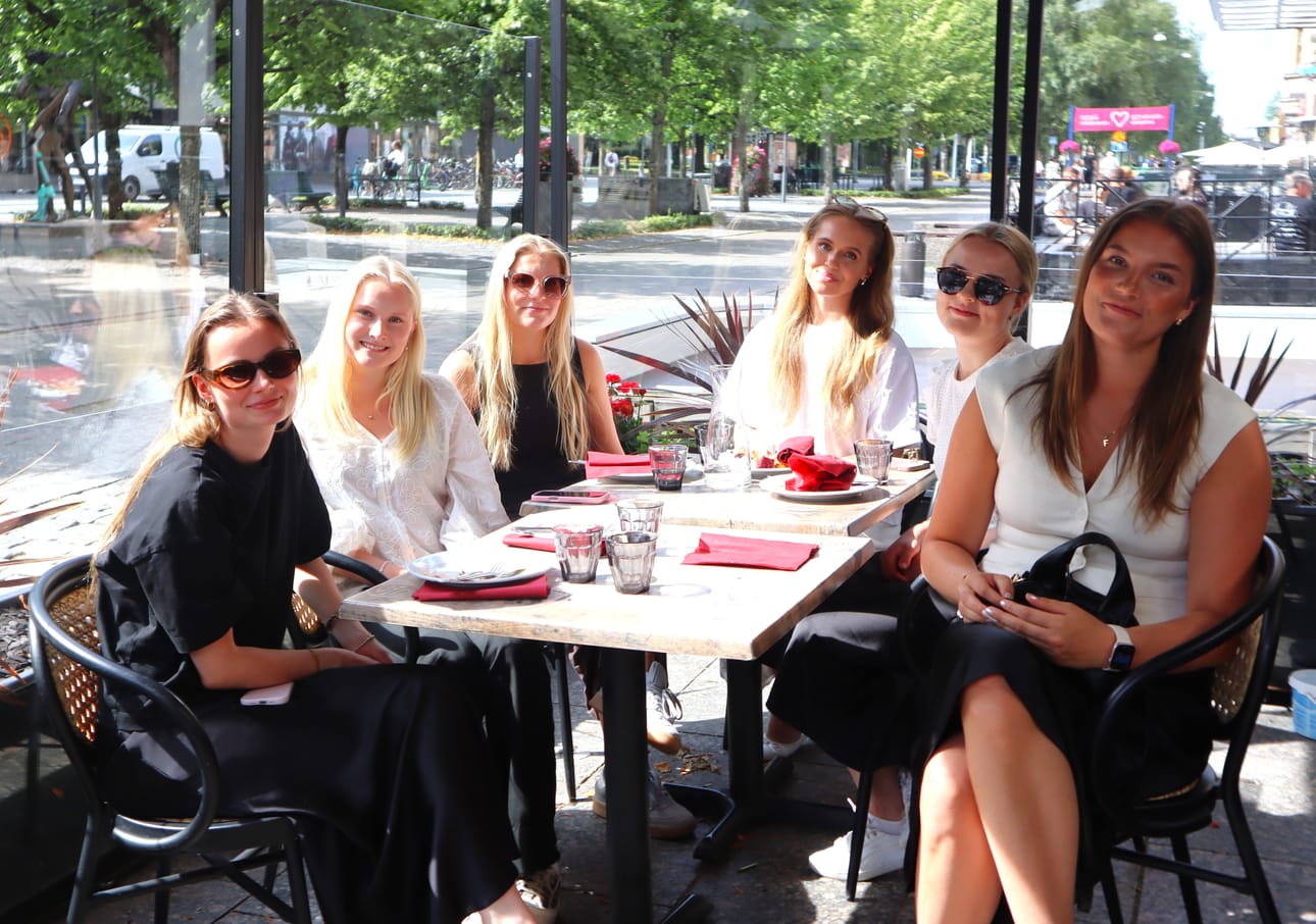 LähiTapiolan työporukka Malin Westberg, Viivi Kivelä, Frida Rinne, Elvira Nyrönen, Ella Felin ja Fanni Koivusaari ovat konseptoineet työpaikkalounastamisen. Lounaspaikka etsitään netissä ja Teamsissa tehdään yhteinen päätös sen päivän paikasta.