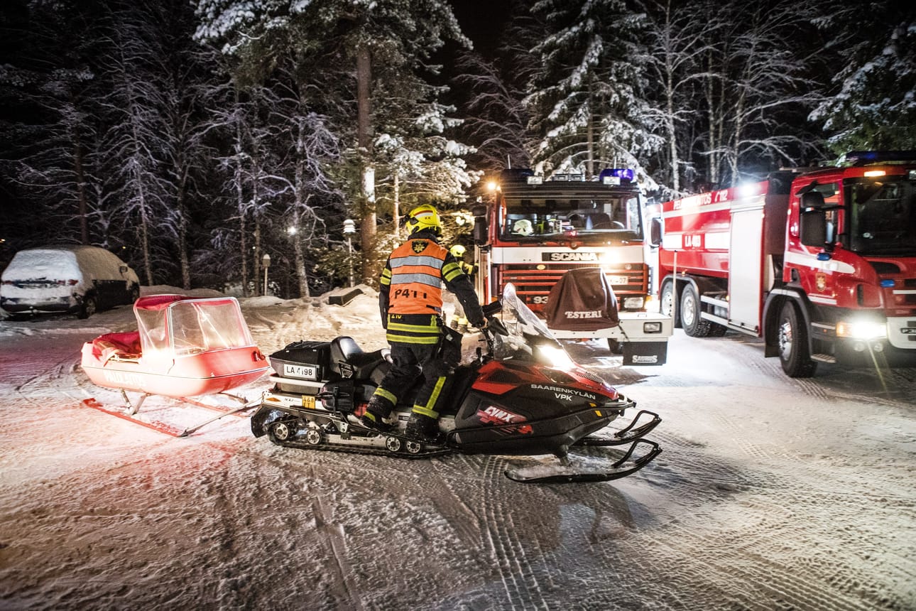 Pelastuslaitoksen oli vaikea päästä palopaikalle, sillä se sijaitsee saaressa, jonne vie riippusilta.