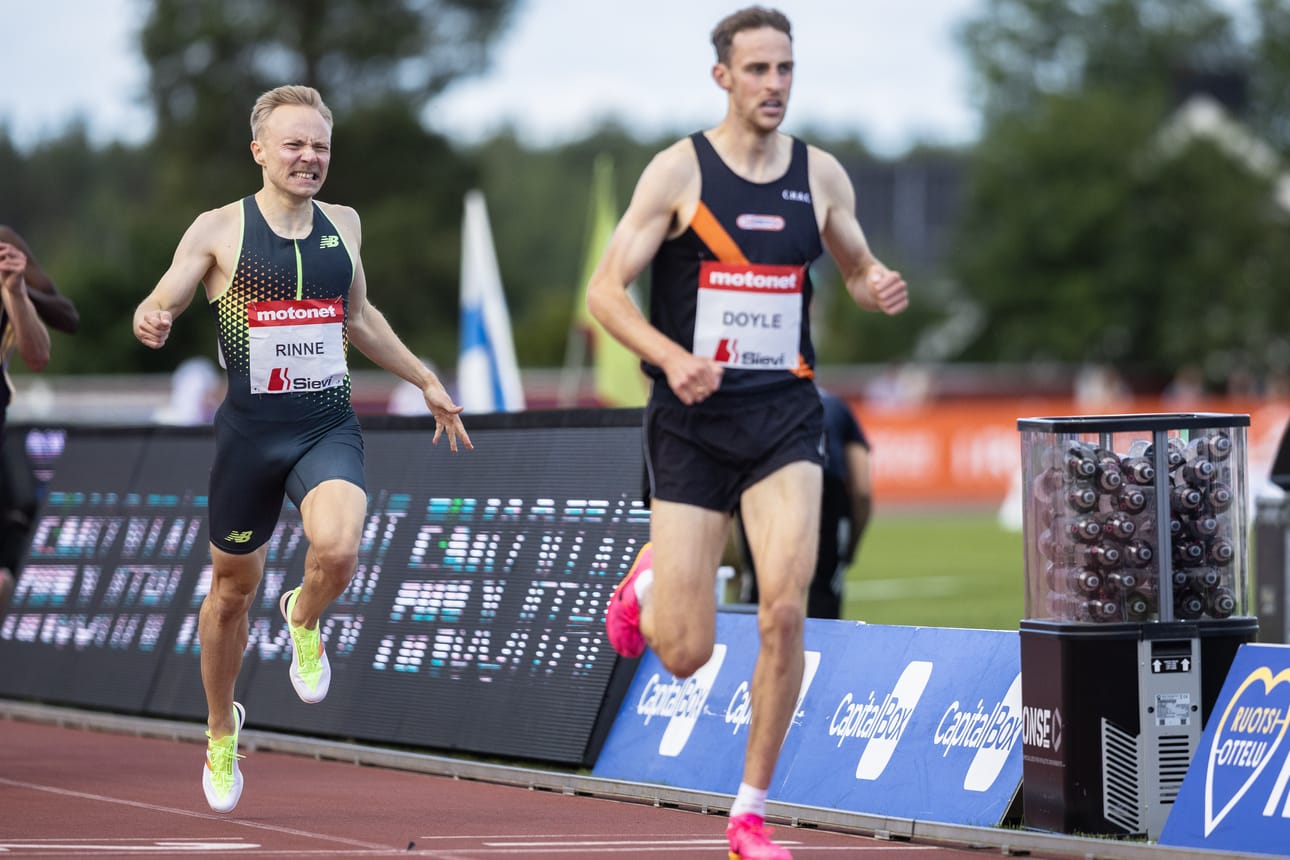 Joonas Rinne (vas.) juoksi reilu viikko sitten Turussa 1500 metrin SE-ajan. Rinteen bravuurimatkan finaali juostaan Kalevan kisoissa perjantai-iltana.