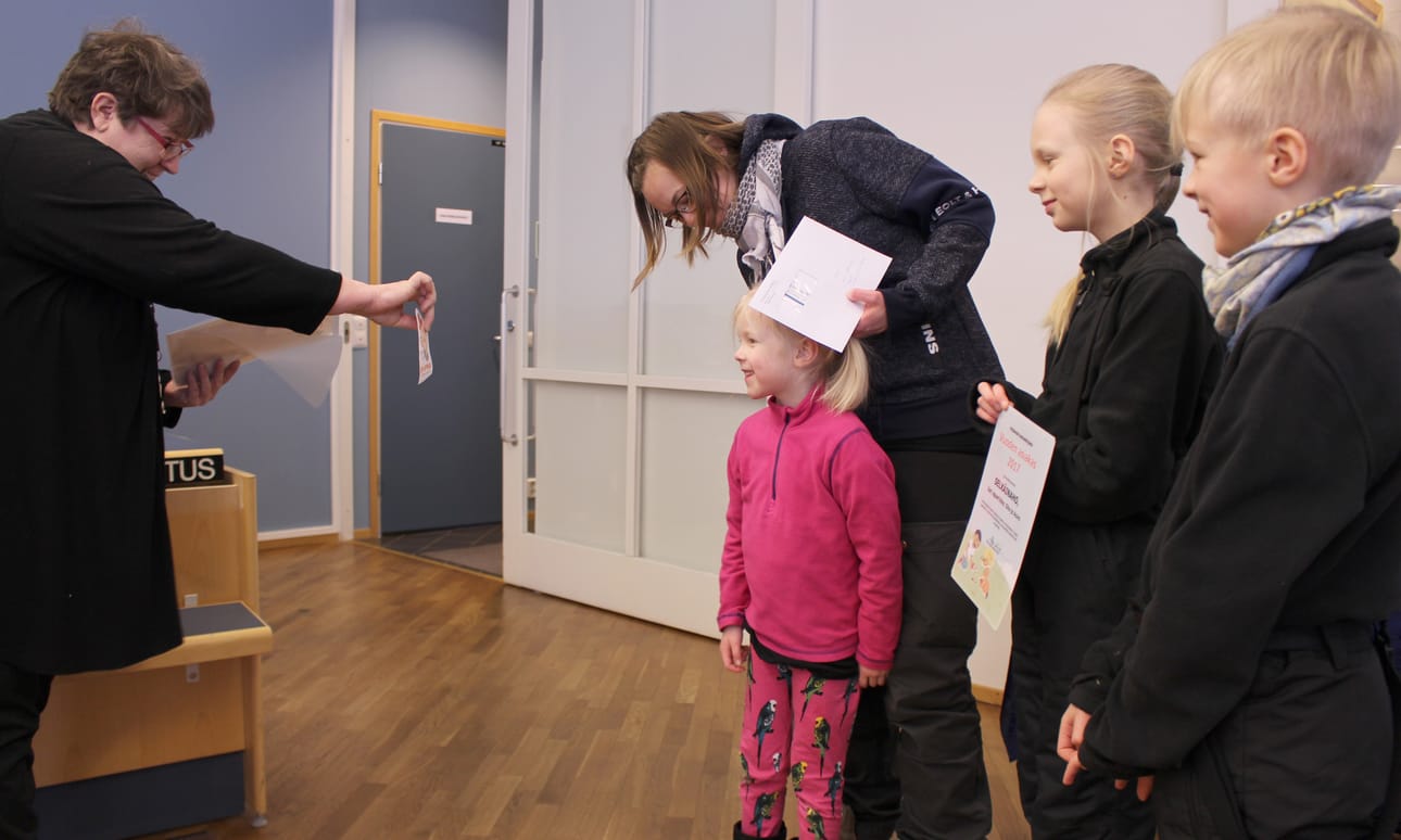Lainan päivänä Pyhännän vuoden lainaajina palkittiin perhe Selkäinaho. Kirjastovirkailija Merja Kesti luovutti Sari-äidille, Aavalle, Erikalle ja Otsolle kirjalahjakortin ja kunniakirjan. Perheen nuorimmaiselle Merjalla oli antaa lisäksi Aavan suosikkikirjoihin liittyviä tarroja.