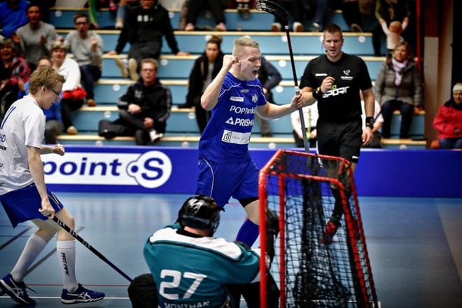 Vesa Salonen iski Jymyn toisessa erässä 3-2 johtoon. Jarkko Monthan NST:n maalilla oli voimaton. KUVA: TOMI KOSONEN