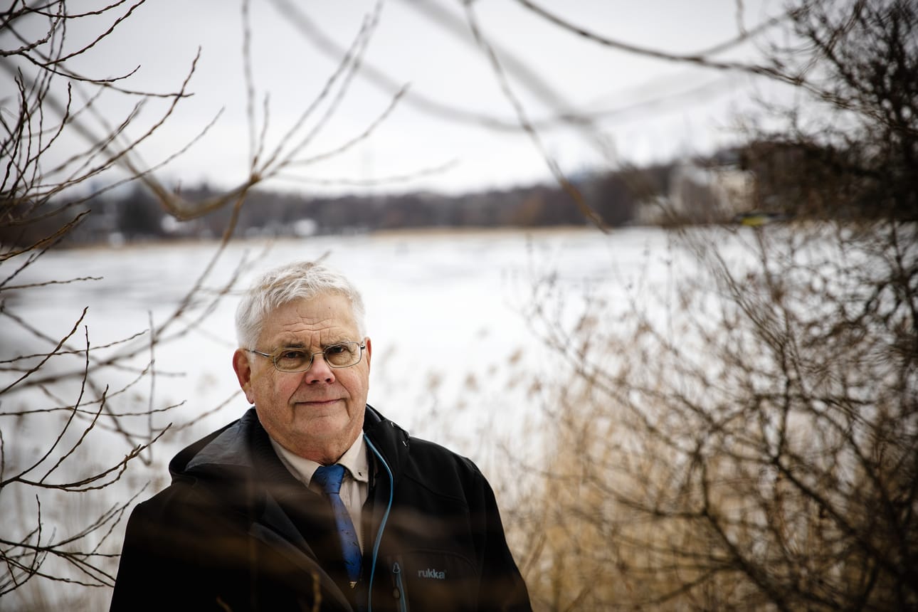 Olavi Lempinen toimi valtaosan pitkästä työurastaan valtakunnallisen liikkuvan poliisin kenttävalvonnan päällikkönä. Nyt hän pohtii uutuuskirjassaan, että monet viattomat autoilijat saattoivat saada poliisin tutkien valenäyttämien takia virheellisesti sakkoja vuosien varrella.