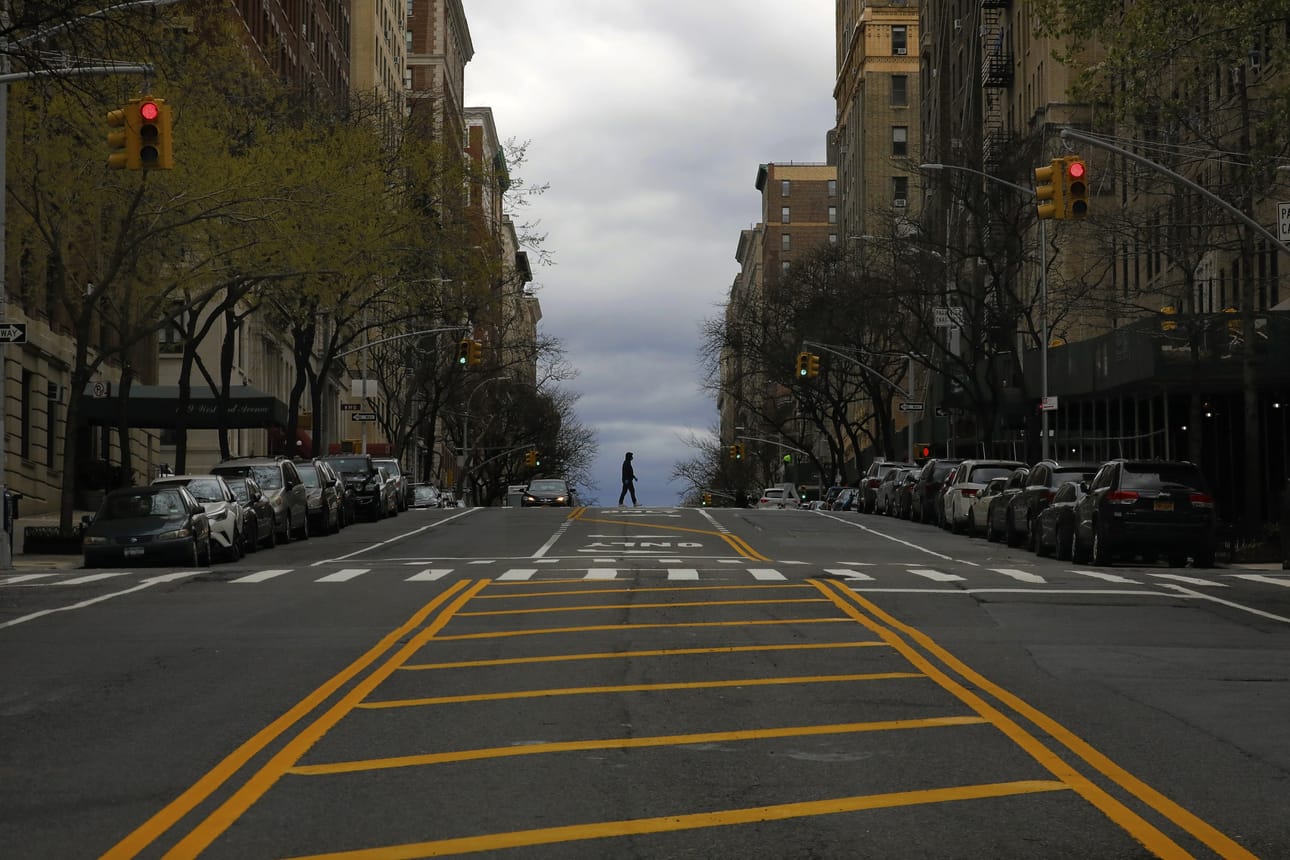 Yhdysvalloissa on jo yli puoli miljoonaa vahvistettua koronatartuntaa. Maailman metropolin New Yorkin kadut ovat hiljentyneet epidemian vuoksi. Kaupungin tilanne on Yhdysvaltain vaikein. Kuolleita kaupungissa on korona vuoksi hieman alle 6 000.