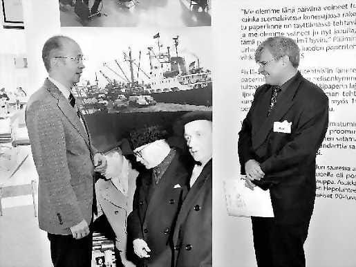 Juhlanäyttely. Veitsiluodon paikallisjohtaja Jarkko Tehomaa (vas.) ja dosentti Juha Honkatukia, taustalla pääministeri Urho Kekkonen vihkimässä saaren ensimmäistä paperikonetta 1955.