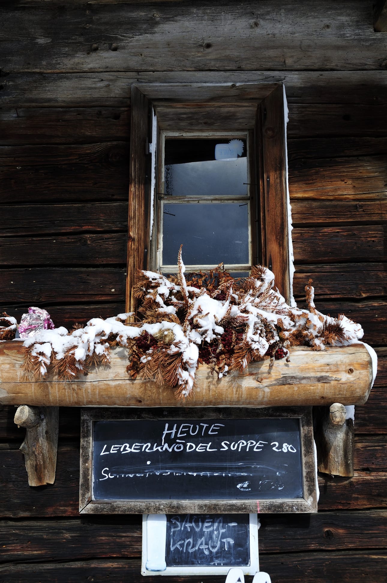 Itävallassa taukotuvassa on tarjolla tuhtia ruokaa, maksaknöödelikeittoa ja hapankaalia.