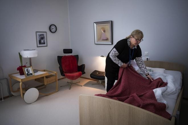 Dementiakoti Krannilassa on neljä pienkotia. Veera Korpikosken huonetta siistivän yksikönjohtaja Eila Nybyn mukaan huoneet on sisustettu viihtyisiksi asukkaiden omilla tavaroilla. Ainoastaan sänky on kaupungilta. KUVAT: JARNO PELLINEN