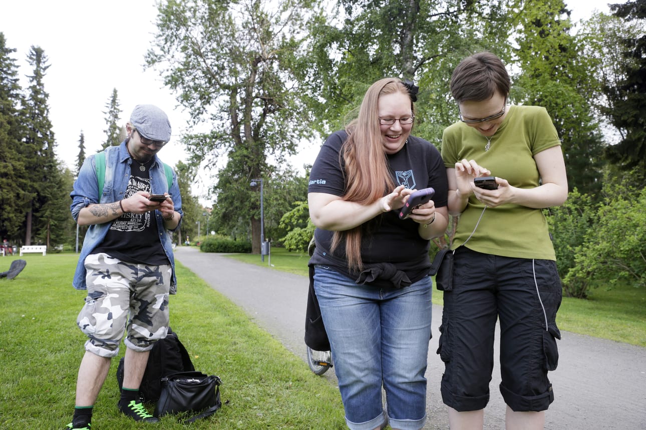Janne Kyrö (vas.), Tiia Santaniemi ja Janiika Aaltonen pelaavat Ingressiä usein Ainolanpuistossa.