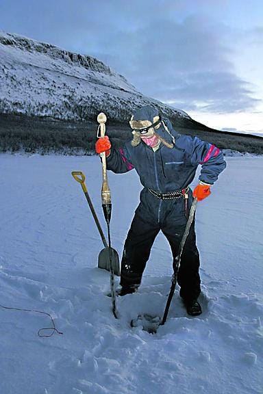 Taivas repesi hieman Saanan vierestä, kun Urho Viik mittasi Kilpisjärven jään paksuudeksi 28 senttiä.