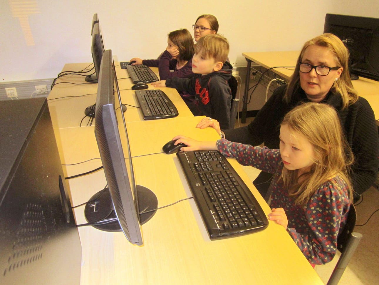 Ensimmäisen luokan oppilaat ovat tänä syksynä tutustuneet kymmensormijärjestelmään muun muassa Typing master -nettipelin avulla. Tietotekniikkaa opettava hanketyöntekijä Tiina Haataja (oik.) ja luokanopettaja Briitta Ruokamo seuraavat Tilda Säkkisen, Kalle Mourujärven ja Iina Kokkosen (oik.) työskentelyä tietokoneella.