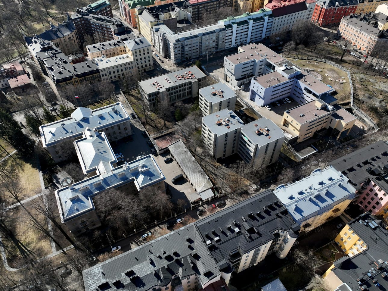 Suojelupoliisi ei ota kantaa Venäjän valtiollisessa mediassa leviävien väitteiden sisältöön mutta pitää juttuja informaatiovaikuttamisena. Kuvassa Venäjän suurlähetystö Helsingissä. LEHTIKUVA / ANTTI AIMO-KOIVISTO