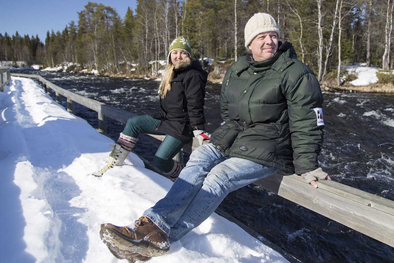 Petteri Saario ja Sari Orkomies nauttivat maisemista Käylänkoskella huhtikuussa 2014. Arkistokuva: Pirjo Natunen