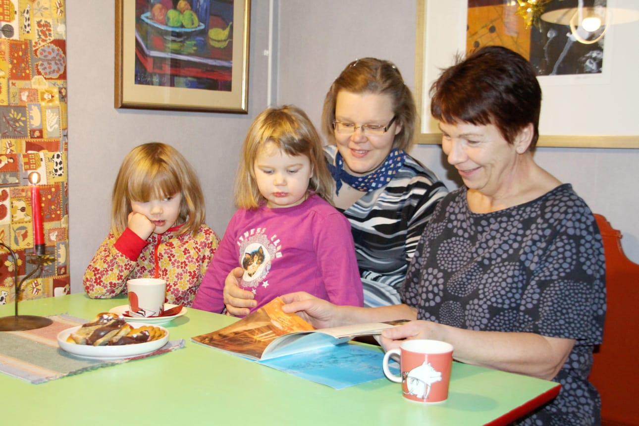 Elvi, Aili ja Satu Nikola tutkivat vanhaa reseptivihkosta Anna-Maija Rahjan kanssa. Kuva: Kirsi Junttila