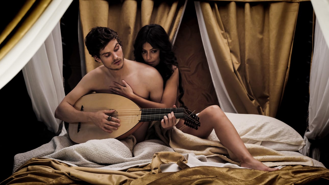 Lorenzo de' Medici (Daniel Sharman) on kasvanut mieheksi. Lucrezia Donati (Alessandra Mastronardi) on yksi hänen lempensä kohteista.