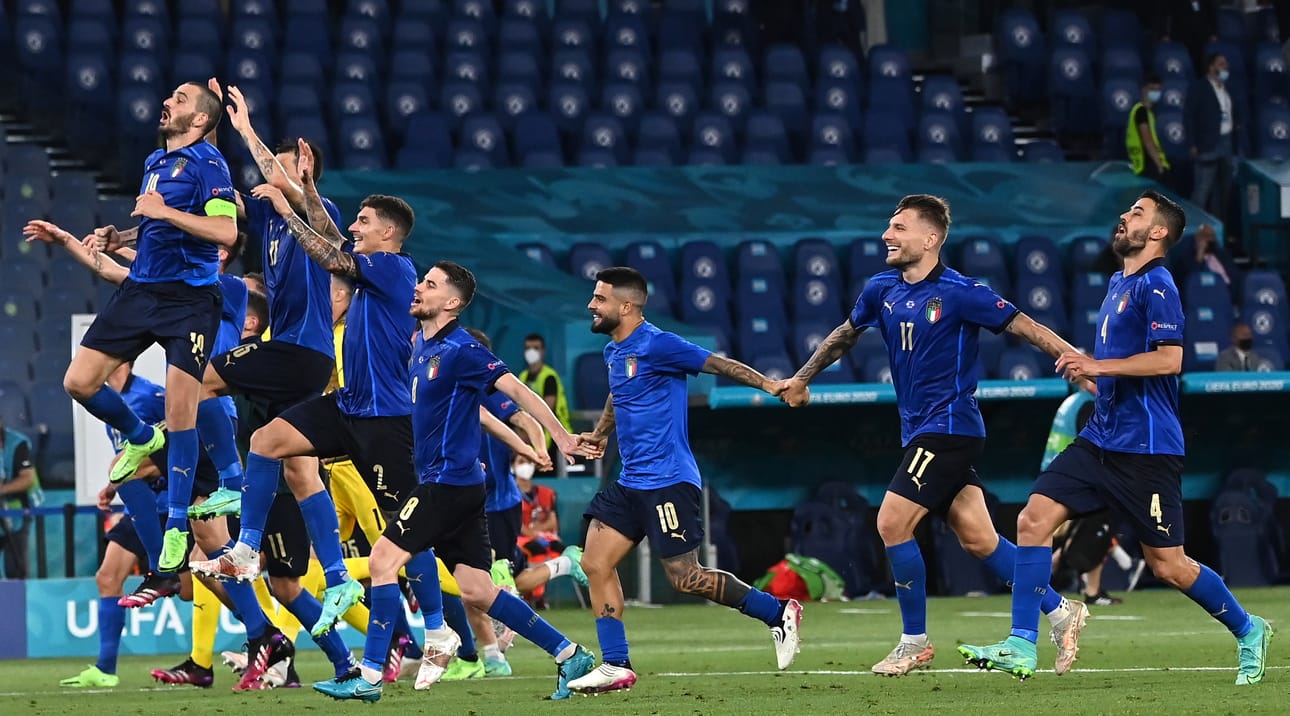 Italia loikki ensimmäisenä EM-jatkopeleihin vakuuttacan esityksen jälkeen Roomassa.
