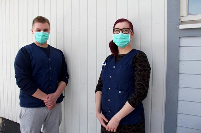 Kotihoidon sairaanhoitaja Johanna Liminka ja sairaanhoitajaopiskelija Matias Viinikka näyttivät työssään käyttämiään hengityssuojaimia. KUVA: MIA KÄRKKÄINEN
