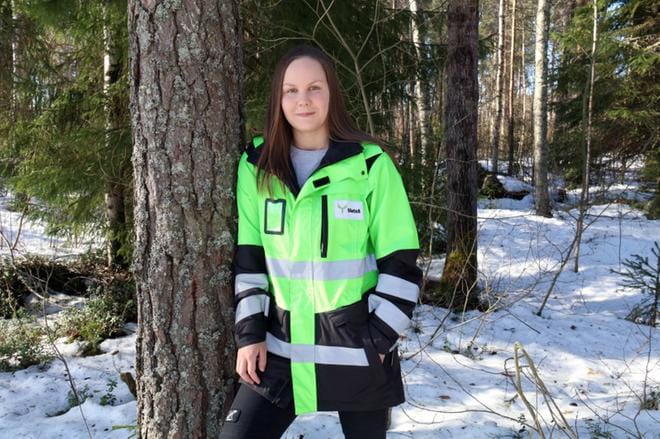 Metsä Groupin metsäasiantuntijan Iida-Maria Mäntylän työ on surffailua konttorin ja maaston välillä. Tänä talvena hän on tarvinnut metsäkäynneilleen lumikenkiä ja suksia. KUVA: ANU NAHKALA