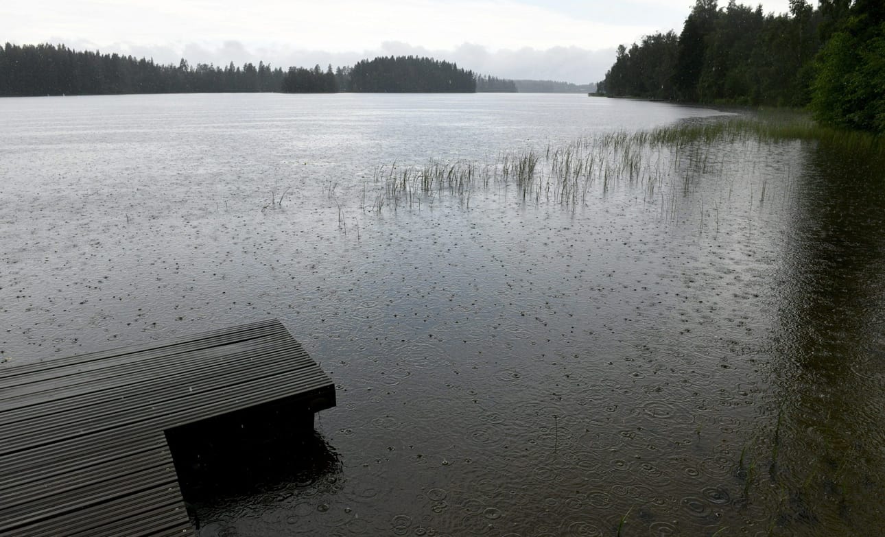 Voimakkaimmat ukkoskuurot näyttävät painottuvan itään. LEHTIKUVA / HEIKKI SAUKKOMAA