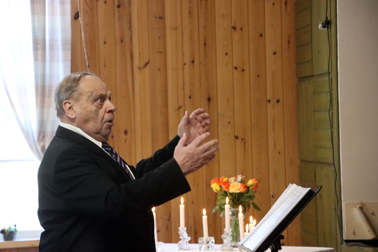 Matti Saari ohjaa Mesiskööriä varmoin ottein.