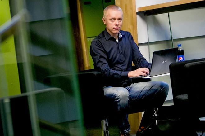 Jan Porema, 33, muuttaa syyskuussa kahdeksi vuodeksi ulkomaille opiskelemaan liiketalouden maisteritutkintoa. KUVA: JAAKKO ELENIUS