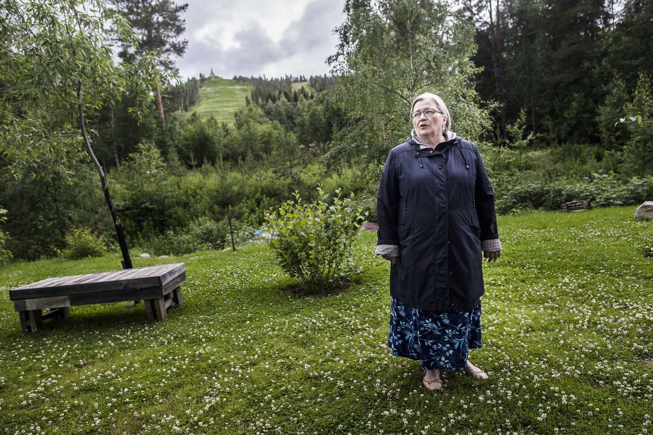 Tottorakka taustalla. Seija Vuolli on muokannut äidiltä peritystä maapalstasta puutarhan.