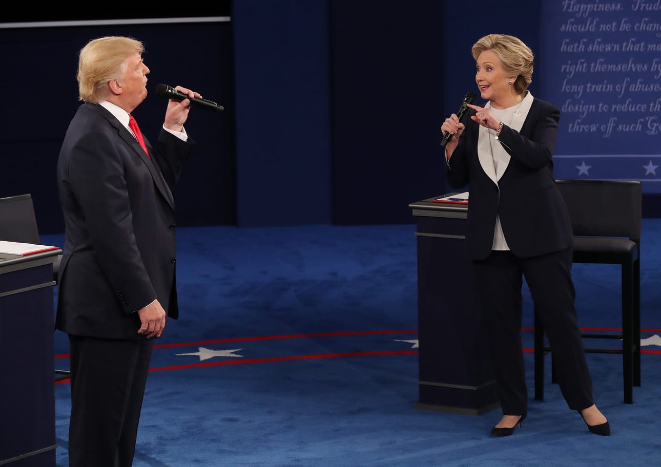 Hillary Clinton ja Donald Trump vaaliväittelyssä.