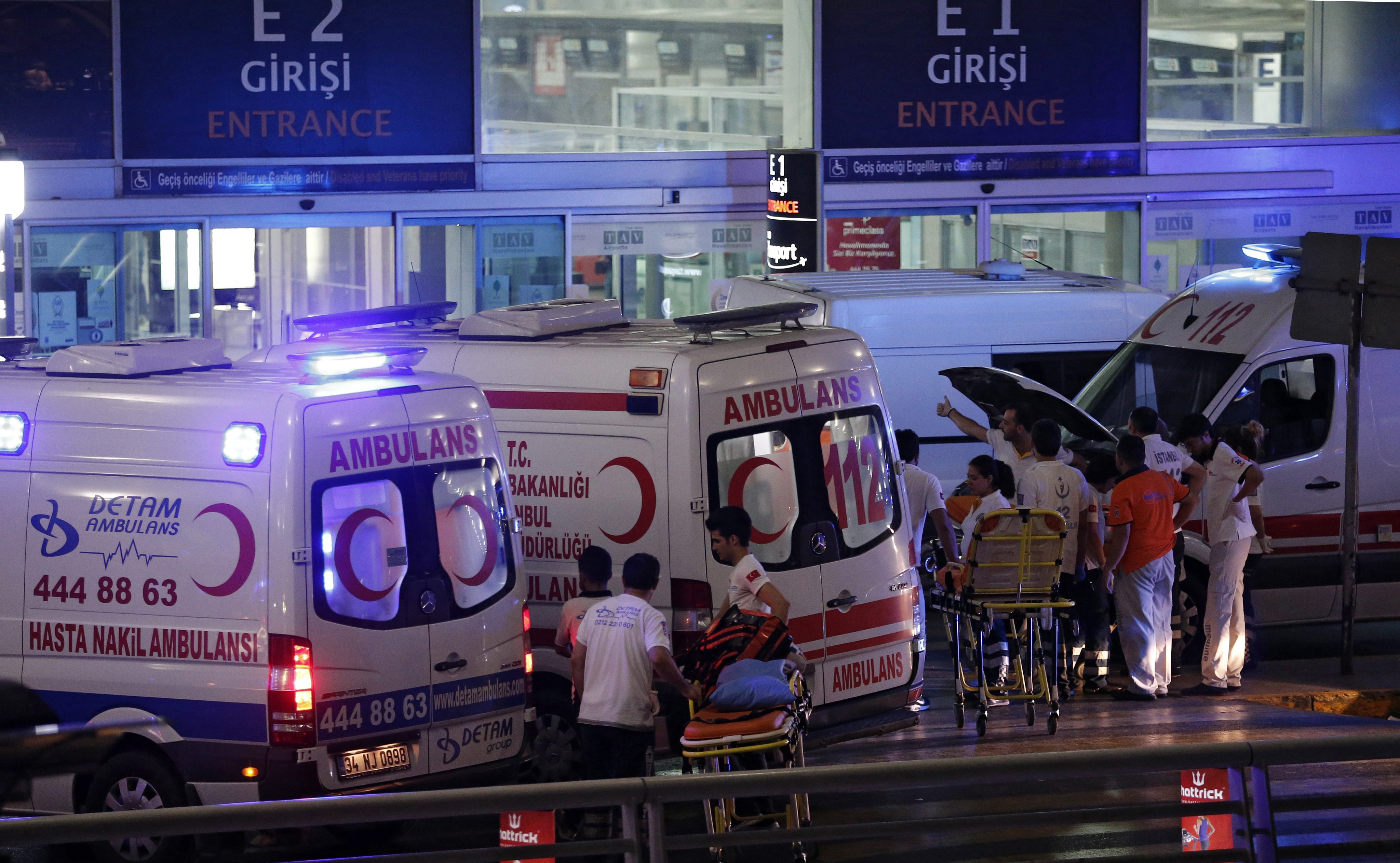 Ambulanssit saapuivat Istanbulin lentoasemalle auttamaan haavoittuneita.