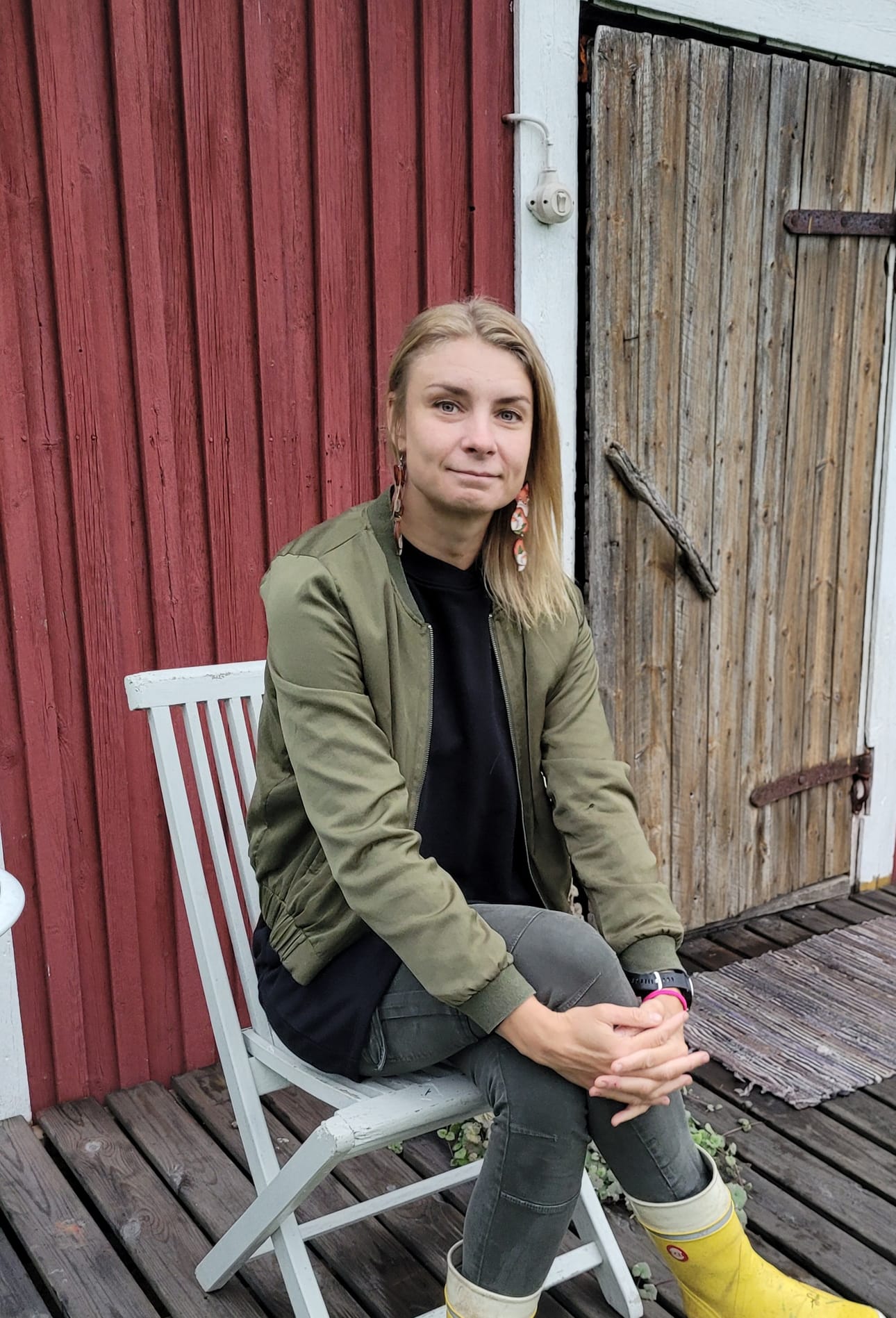 Anniina kertoo, että perheen viikon kohokohta on lauantaina pihasauna, jonne koko porukka änkeää rentoutumaan viikon kiireiden jälkeen.