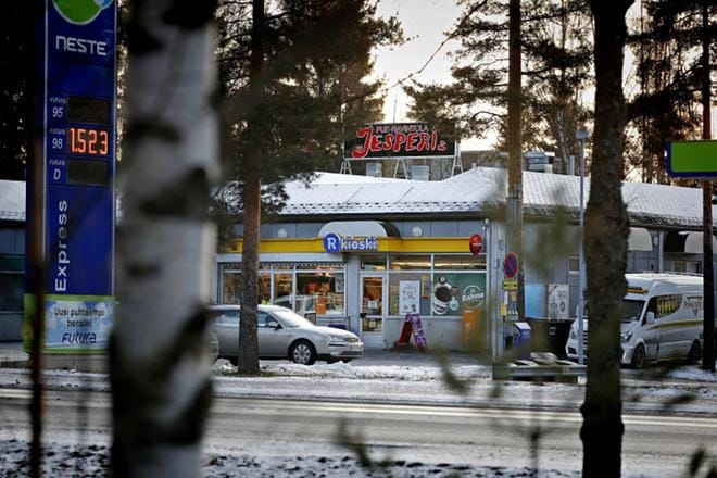 Kasperin R-kioskin läheisyydessä nähtiin illalla 28.11. tumma Mercedes-Benz C-mallin farmariauto korimalliltaan W203, joka kiinnostaa poliisia. KUVA: KARI LÖFHJELM