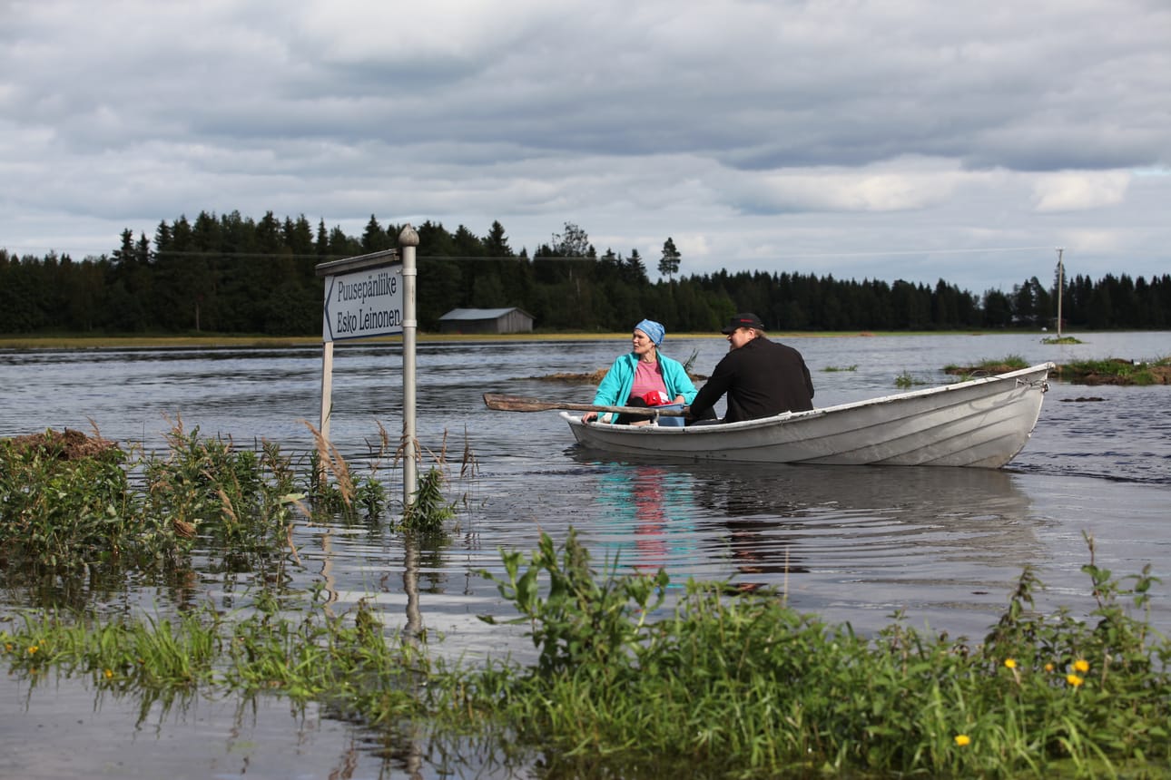 Mankilan kylällä asuva Esko Leinonen on joutunut kuluvalla viikolla turvautumaan soutuveneeseen. Venekyytiä tarvitsi myös Leinosen sisko Aila Koskela.