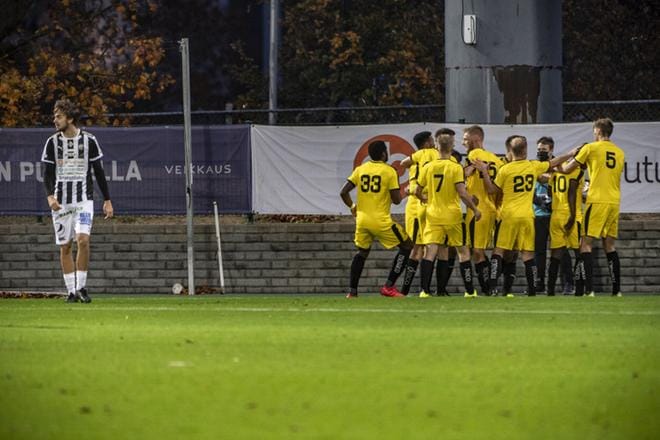 Vaasan Palloseura juhli perjantaina Turussa voittoa ja kolmea maalia. Vasemmalla TPS:n Juhani Pikkarainen poistuu vastustajan juhlatilanteesta. KUVAT: ARI-MATTI RUUSKA/TURUN SANOMAT
