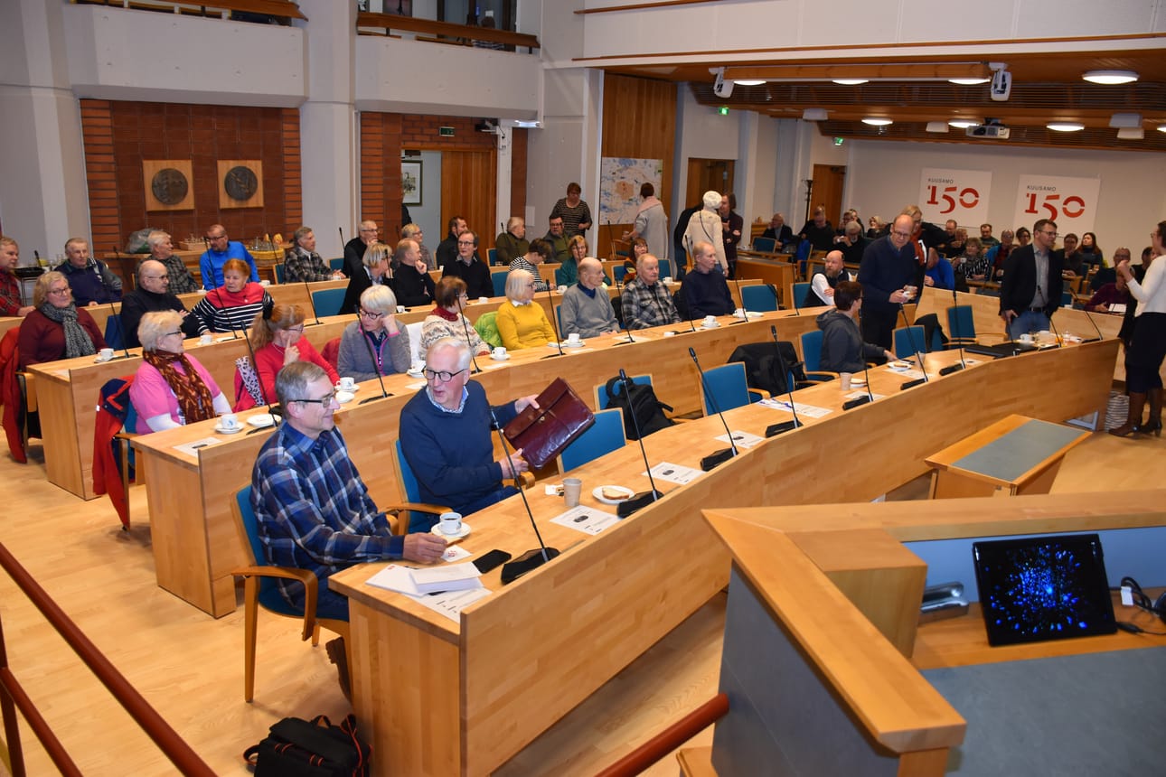 Kaivosilta kiinnosti kuusamolaisia, valtuustosali täyttyi kuulijoista.